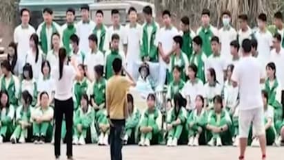 ಆಸ್ಪತ್ರೆಯಲ್ಲಿ ಗ್ರಾಜುವೇಶನ್ ಫೋಟೋ ತೆಗೆದುಕೊಂಡ ಗೆಳೆಯರು, ಕೆಲವೇ ಗಂಟೆಗಳಲ್ಲಿ ವಿದ್ಯಾರ್ಥಿ  ಸಾವು!