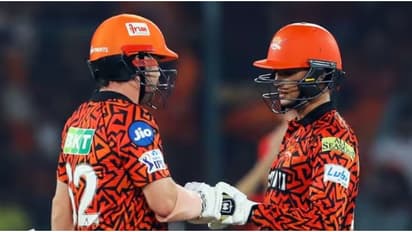 കൊൽക്കത്തയ്ക്ക് അപായ മുന്നറിയിപ്പ്! വെടിക്കെട്ട് ബാറ്റിംഗുമായി ഹൈദരാബാദ് ഓപ്പണര്‍മാര്‍, ലക്ഷ്യം 300?