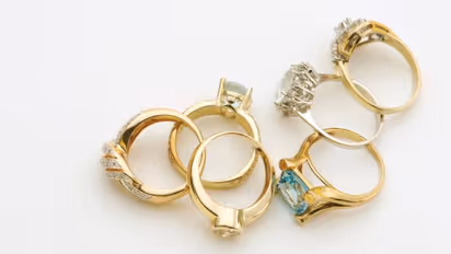 സ്വർണത്തോട് ചെറുപ്പത്തിലേ പ്രണയം, എട്ട് വിരലിലും മോതിരം