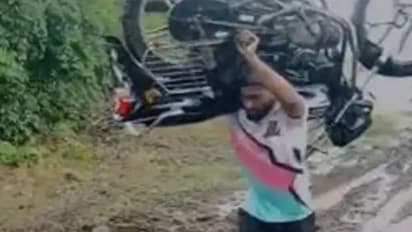 बारिश में बाइक स्टंट: एक तस्वीर-एक स्टंट और पूरे महाराष्ट्र का ध्यान खींचने वाला नजारा