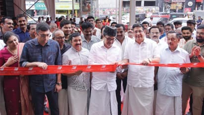 കല്യാൺ സിൽക്സിൻറെ നവീകരിച്ച പെരിന്തൽമണ്ണ ഷോറൂം പ്രവർത്തനം ആരംഭിച്ചു