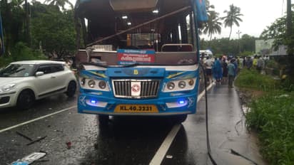 മണ്ണാർക്കാട് സ്വകാര്യ ബസുകൾ കൂട്ടിയിടിച്ച് അപകടം; നിരവധി പേർക്ക് പരിക്ക്, ഒരാളുടെ നില ഗുരുതരം