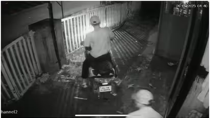 റെഡിമെയ്ഡ് കടയിൽ നിന്നും വസ്ത്രങ്ങൾ കവർന്നു; വാച്ചുകളും പെർഫ്യൂമുകളും തുണികൾക്കൊപ്പം ചാക്കിലാക്കി മോഷ്ടാക്കൾ