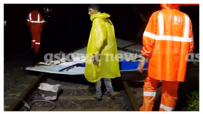 ഇന്നും അതിതീവ്ര മഴയ്ക്ക് സാധ്യത; 4 ജില്ലകളിലെ വിദ്യാഭ്യാസ സ്ഥാപനങ്ങൾക്ക് അവധി, ട്രെയിൻ സർവീസ് താറുമാറായി