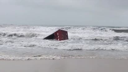 ഉപ്പുകല്ലുകൾ പോലുള്ള വസ്തുക്കൾ തീരത്ത് അടിഞ്ഞു, കണ്ടെയ്നർ ഭീഷണി നിലനിൽക്കെ വർക്കല പാപനാശം തീരത്ത് ബലിതർപ്പണം