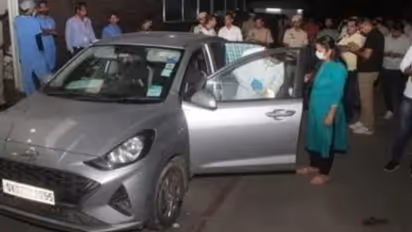 വിൻഡ് ഷീൽഡിൽ തുണിവച്ച് മറച്ച നിലയിൽ, ഒരു കുടുംബത്തിലെ 7പേർ കാറിനുള്ളിൽ മരിച്ച നിലയിൽ