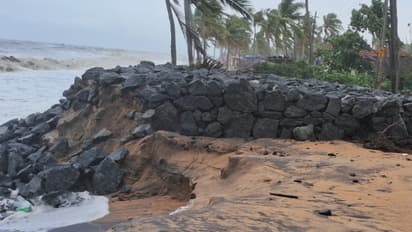 നിർമ്മാണം കഴിഞ്ഞ് രണ്ടാഴ്ച മാത്രം, കടലാക്രമണത്തിൽ അണ്ടത്തോട്, പെരിയമ്പലം ബീച്ചിലെ കടല് ഭിത്തി തകര്ന്നു
