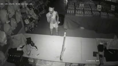 പൊലീസ് സ്റ്റേഷന് തൊട്ടടുത്തുള്ള സ്ഥാപനത്തിൽ മോഷണം; കവർന്നത് 3.5 ലക്ഷത്തിലേറെ രൂപ, സിസിടിവി ദൃശ്യങ്ങൾ പുറത്ത്