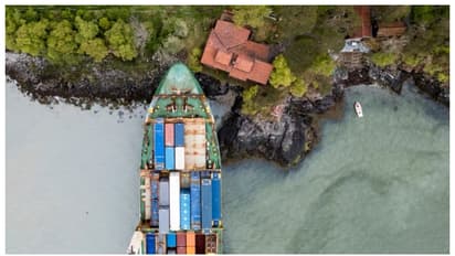 സെക്കന് ഓഫീസര് ഉറങ്ങിപ്പോയി, ചരക്ക് കപ്പല് ഇടിച്ച് കയറിയത് വീട്ടുമുറ്റത്ത്; വീഡിയോ വൈറൽ