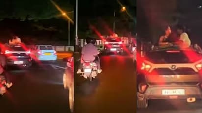 ബെംഗളൂരുവിൽ തിരക്കേറിയ റോഡിൽ ഓടുന്ന കാറിന്റെ സൺറൂഫിൽ ചുംബിച്ച് കമിതാക്കൾ, വിമർശനം