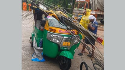നെടുമങ്ങാട് കൂറ്റൻ ആൽമരം റോഡിന് കുറുകെ വീണു, ഒപ്പം പോസ്റ്റുകളും, ഓട്ടോ യാത്രക്കാർക്ക് പരുക്ക്