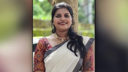 വീട്ടുമുറ്റത്ത് നിന്ന് രണ്ടര വയസുള്ള മകന് ചോറ് വാരിക്കൊടുക്കുന്നതിനിടെ പാമ്പ് കടിച്ചു; യുവതി മരിച്ചു