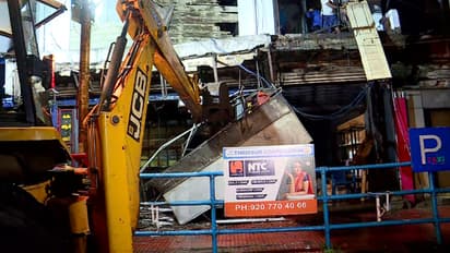 ഇടിച്ചുനിരത്താൻ ജെസിബി, തൃശ്ശൂർ നഗരമധ്യത്തിലെ കട പൊളിച്ചു; 271 കെട്ടിടങ്ങൾ പൊളിക്കാൻ കോർപറേഷൻ