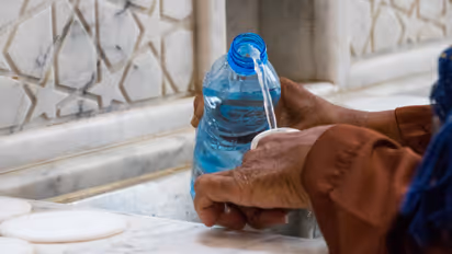 വീട്ടിൽ നിന്ന് വണ്ടിയിൽ വെള്ളം കയറ്റുന്നത് കണ്ട് സംശയം, മിന്നൽ റെയ്ഡിൽ കുടുങ്ങി; സംസം വെള്ളമെന്ന പേരിൽ വിൽപ്പന