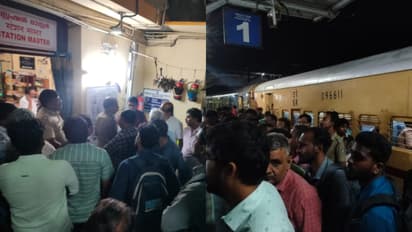 പോകാനുള്ള ബസ് അറേഞ്ച് ചെയ്തില്ല, കഴക്കൂട്ടം സ്റ്റേഷൻ മാസ്റ്ററുടെ മുറിക്കു മുന്നിൽ യാത്രക്കാരുടെ പ്രതിഷേധം