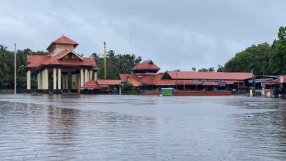 ചക്കുളത്തുകാവ് ക്ഷേത്ര പരിസരത്തും ക്ഷേത്രത്തിലേക്കുള്ള റോഡിലും വെള്ളം, ദുരിതാശ്വാസ ക്യാമ്പുകൾ തുറന്നു