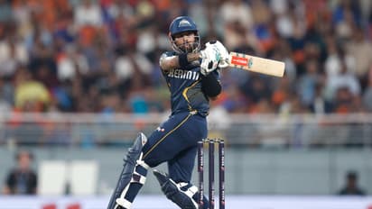 ആദ്യം രണ്ട് ക്യാച്ചുകള് കൈവിട്ടു, പിന്നെ ബാറ്റിംഗിനിറങ്ങി ഹിറ്റ് വിക്കറ്റായി; ദുരന്തമായി കുശാല് മെന്ഡിസ്