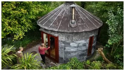 മദ്യപിച്ച് ഇരുന്നപ്പോൾ 115 രൂപയ്ക്കൊരു  ധാന്യപ്പുര വാങ്ങി, ഇന്നത് വീട്, മൂല്യം 4.6 ലക്ഷം!