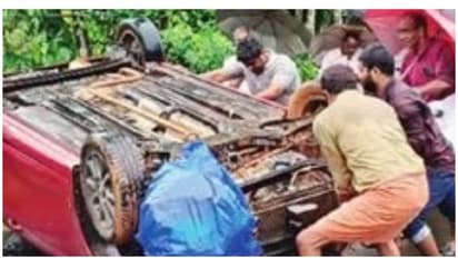 വളവ് തിരിയുമ്പോൾ നിയന്ത്രണംവിട്ട കാര് പോസ്റ്റിലിടിച്ച് തലകീഴായി മറിഞ്ഞു; രണ്ട് പേര്ക്ക് പരിക്ക്