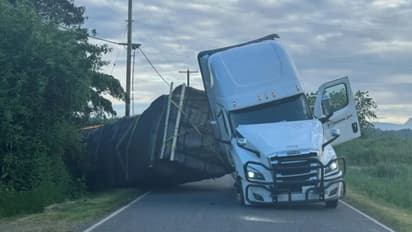31 ടൺ ചരക്കുമായി പോയ ട്രക്ക് മറിഞ്ഞു, ഒരുനാട് ബന്തവസ്സാക്കി പൊലീസ്; രക്ഷപ്പെട്ടത് 25 കോടി തേനീച്ചകൾ