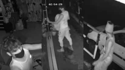 കറണ്ട് പോയതോടെ 2 പേരെത്തി, പക്ഷേ ക്യാമറ ഓണായത് അറിഞ്ഞ; ബാഗും ഷൂസും, മൊബൈലുകളുമടക്കം മോഷ്ടിച്ചു, വീഡിയോ