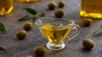 Olive Oil Consumption: ಆಲಿವ್ ಎಣ್ಣೆ ಸೇವನೆಯಿಂದ ಬುದ್ಧಿಮಾಂದ್ಯತೆ-ಸಂಬಂಧಿತ ಸಾವಿನ ಅಪಾಯ ಕಡಿಮೆ! ಎಷ್ಟು ಪ್ರಮಾಣ ಸೇವಿಸಬೇಕು?