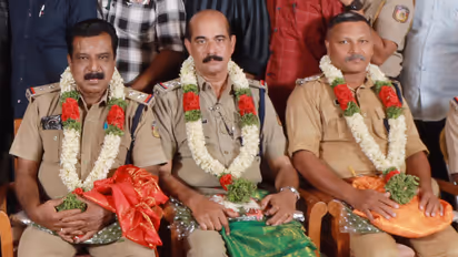 ഇത് അപൂർവ്വ നിമിഷം! മാന്നാർ പൊലീസ് സ്റ്റേഷനിൽ ഒരേ ദിവസം വിരമിച്ചത് മൂന്ന് എസ്ഐമാർ, ഇന്ന് പടിയിറക്കം