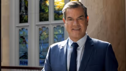 വർഷം 9 കോടിയോളം പ്രതിഫലമുള്ള ജോലി, മദ്യപിച്ച് വിമാനത്തിൽ വസ്ത്രങ്ങളഴിച്ച മ്യൂസിയം ഡയറക്ടർക്ക് ജോലി പോകില്ല