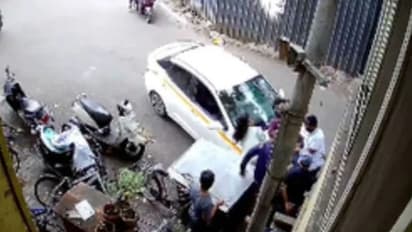 ചായക്കടയിൽ നിൽക്കുകയായിരുന്ന വിദ്യാർത്ഥികൾക്കിടയിലേക്ക് കാർ പാഞ്ഞുകയറി; 12 പേർക്ക് പരിക്ക്