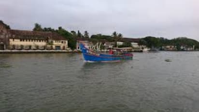 പരിശീലനത്തിൻ്റെ ഭാ​ഗമായി തേവര പാലത്തിൽ നിന്ന് ചാടി; കൊച്ചി കായലിൽ നേവി ഉദ്യോഗസ്ഥനെ കാണാതായി,തെരച്ചിൽ തുടരുന്നു