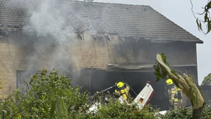 വിമാനത്താവളത്തിലേക്ക് മിനുറ്റുകൾ മാത്രം, 71കാരിയായ പൈലറ്റ്, വിമാനം വീടിന്റെ ടെറസിലേക്ക് ഇടിച്ച് കയറി, 2 മരണം