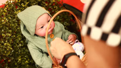 കുഞ്ഞുങ്ങളല്ല, കയ്യിലുള്ളത് കുഞ്ഞുങ്ങളെപ്പോലുള്ള പാവകൾ, ചികിത്സതേടി ആശുപത്രിയില് വരെ എത്തി, വന്ചര്ച്ച