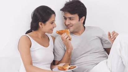 ಗಂಡ-ಹೆಂಡತಿ ಒಂದೇ ತಟ್ಟೆಯಲ್ಲಿ ಊಟ ಮಾಡಬಾರದು ಯಾಕೆ?