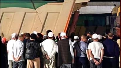 ഡ്രോണുകൾ ഉപയോഗിച്ച് പരിശോധന, ആ കാഴ്ച കണ്ട് ഞെട്ടി; ടിപ്പർ ലോറികളിൽ ഒളിച്ച് സ്ത്രീകളടക്കം 111 പേർ മക്കയിലേക്ക്