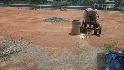 കുട്ടികൾ സ്കൂളിലെത്തി, എന്നാൽ എരുമപ്പെട്ടി ഗവ.ഹയർ സെക്കൻഡറി സ്കൂളിലെ ഗ്രൗണ്ടിന്റെ നിർമ്മാണം പാതിവഴിയിൽ