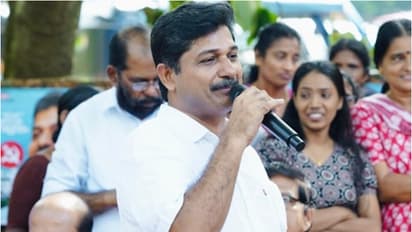 'കവളപ്പാറയിൽ ആദ്യം എത്തിയവരിൽ ഒരാളാണ് ഞാൻ'; എത്തിയില്ലെന്ന് പറയുന്നത് ഓർമക്കുറവ് കൊണ്ടാകാമെന്ന് സ്വരാജ്