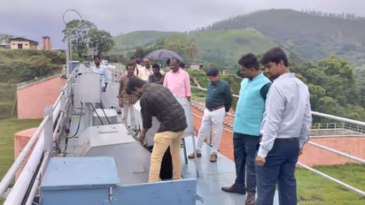 മുല്ലപ്പെരിയാർ ഡാമിലെ ജലനിരപ്പ് 130അടി പിന്നിട്ടു,സുരക്ഷാ ക്രമീകരണത്തിനായി സ്പിൽവേയിലെ 3 ഷട്ടറുകൾ പരിശോധിച്ചു