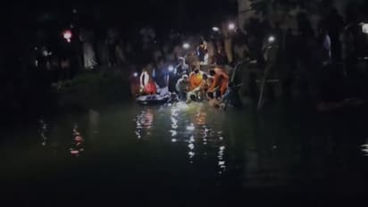 നാലം​ഗ കുടുംബം സഞ്ചരിച്ച കാർ കുളത്തിലേക്ക് മറിഞ്ഞു; 19കാരന് ദാരുണാന്ത്യം, അപകടം കോട്ടയം പള്ളിക്കത്തോടിൽ