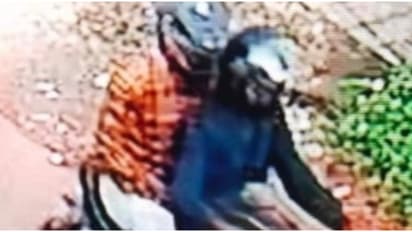 ഒരാൾ കടും നീല കളറുള്ള ഷര്ട്ട്, ഒരാൾ മഞ്ഞ കളറുള്ള ഷര്ട്ട്; ബൈക്കിലെത്തിയ 2അംഗ സംഘം, വീട്ടമ്മയുടെ മാല കവർന്നു