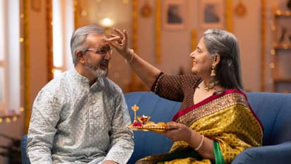 हिंदू धर्मात डोक्याला लावला जाणारा टिळक कोणत्या बोटाने लावला जातो?