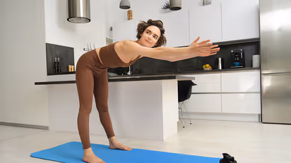 রান্নাঘরেই ঝটপট ফিটনেস: কিচেন স্ল্যাব ধরে ৫টি সহজ ব্যায়াম কমাবে পেটের মেদ ও ওজন!