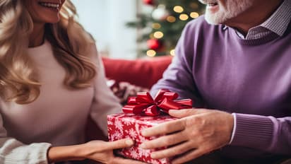 Fathers Day Special : हे गिफ्ट्स पाहून पप्पा होतील खुश! जुन्या आठवणींमध्ये रमतील