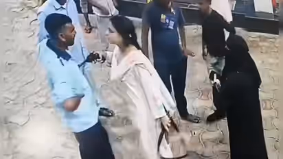 hardoi cng pump girl points revolver viral video up news