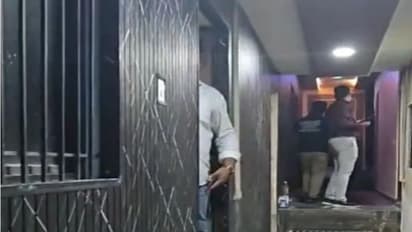 हॉटेल आड चालणाऱ्या सेक्स रॅकेटचा पोलिसांकडून पर्दाफाश, बाप-लेकाला ठोकल्या बेड्या