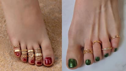 Simple gold toe ring design for traditional Sawan look