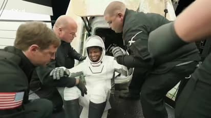 শুভাংশু শুক্লার প্রত্যাবর্তন: দেখুন পৃথিবীতে প্রথম পা রাখার মুহূর্তের সেই ছবি ও ভিডিও