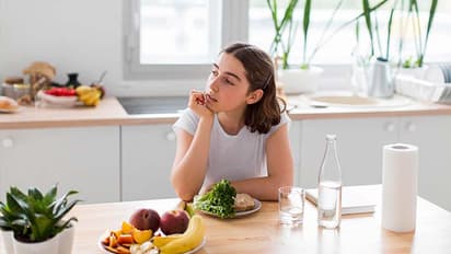 Health Care : पावसाळ्यात रहाल हेल्दी, वाचा काय खावे आणि काय खाऊ नये