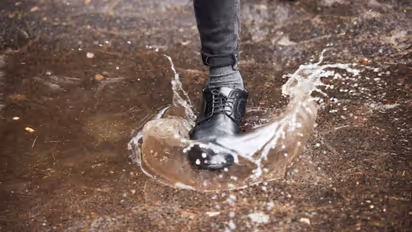 How to quickly dry wet shoes and socks after rain