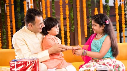 रक्षाबंधनाला बहिणीला चुकूनही हे ७ गिफ्ट नका देऊ, अन्यथा नात्यात येईल दुरावा