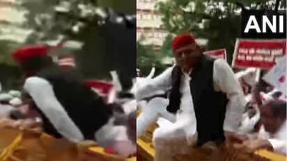 akhilesh yadav stopped by police during march to election commission